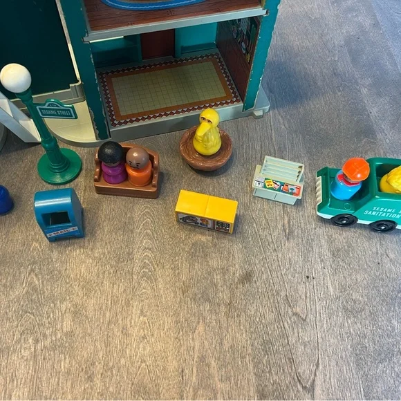 Vintage 1974 Fisher-Price Sesame Street clubhouse with figurines. - Picture 14 of 16